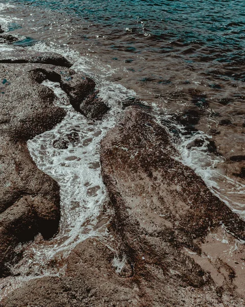 Imagen Formaciones Rocosas Piedras Con Textura Nitidez Playa Durante Día —  Fotos de Stock