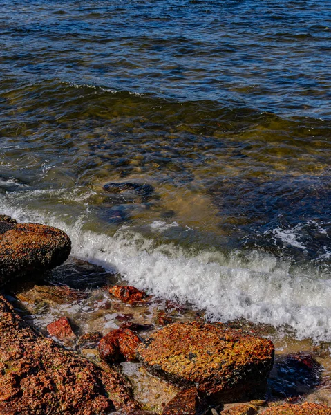 Изображение Скальных Образований Камней Текстурой Резкостью Пляже Течение Дня — стоковое фото
