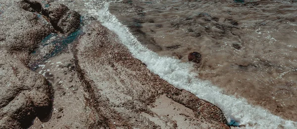Immagine Formazioni Rocciose Pietre Con Texture Nitidezza Sulla Spiaggia Durante Foto Stock Royalty Free