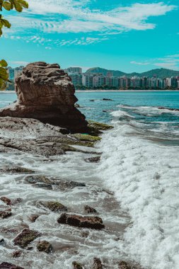 Gün boyunca plajda kaya oluşumlarının (taşlar) dokusu ve keskinliğiyle görüntüsü