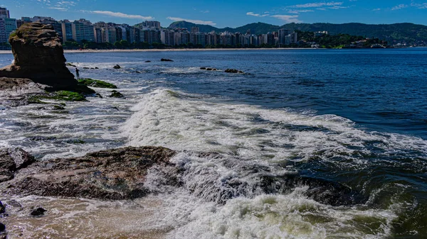 Imagem Formações Rochosas Pedras Com Textura Nitidez Praia Durante Dia — Fotografia de Stock