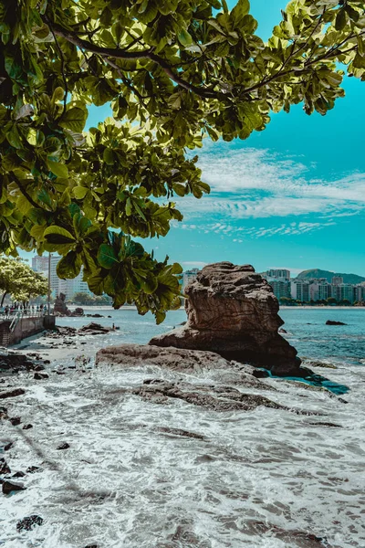 Imagem Formações Rochosas Pedras Com Textura Nitidez Praia Durante Dia — Fotografia de Stock