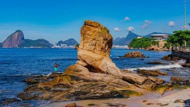 Niteroi, Rio de Janeiro, Brezilya - CIRCA 2021: Gün boyunca plajda kaya oluşumlarının (taşlar) dokusu ve keskinliği