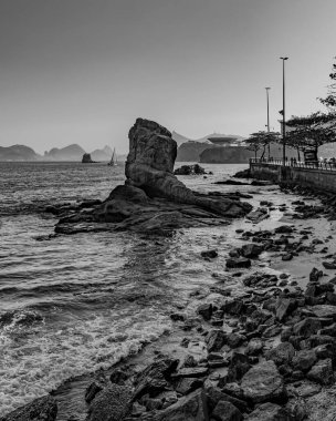 Niteroi, Rio de Janeiro, Brezilya - CIRCA 2021: Gün boyunca plajda kaya oluşumlarının (taşlar) dokusu ve keskinliği