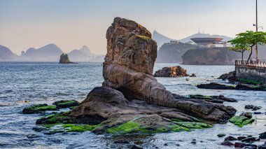 Niteroi, Rio de Janeiro, Brezilya - CIRCA 2021: Gün boyunca plajda kaya oluşumlarının (taşlar) dokusu ve keskinliği
