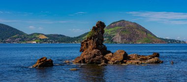 Niteroi, Rio de Janeiro, Brezilya - CIRCA 2021: Gün boyunca plajda kaya oluşumlarının (taşlar) dokusu ve keskinliği