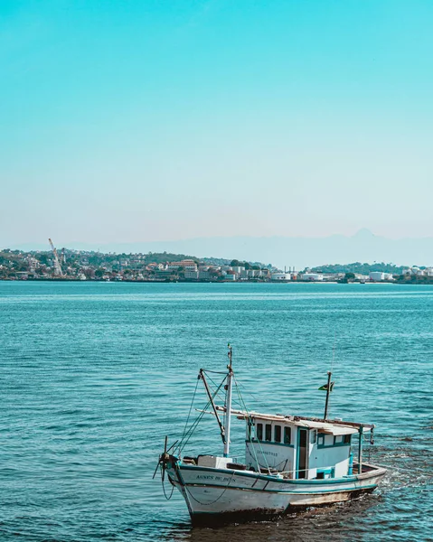 Bateau Pêche Entouré Oiseaux Marins Dans Baie Guanabara Rio Janeiro — Photo