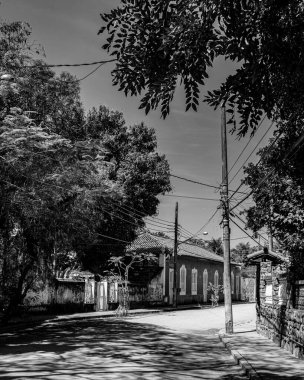Paqueta Adası, Rio de Janeiro, Brezilya - CIRCA 2021: Mahallenin günlük yaşamından, Paqueta 'da kaydedilen tipik kentsel ortam. Siyah ve beyaz fotoğraf (monokrom)