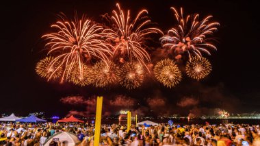 Niteroi, Rio de Janeiro, Brezilya 'da Yeni Yıl Arifesi' nde (Reveillon) havai fişeklerin patladığı gece görüntüsü