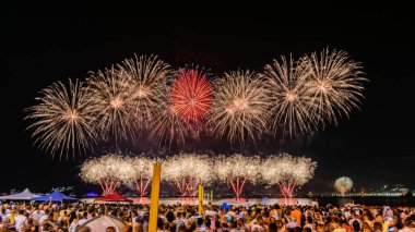 Niteroi, Rio de Janeiro, Brezilya 'da Yeni Yıl Arifesi' nde (Reveillon) havai fişeklerin patladığı gece görüntüsü