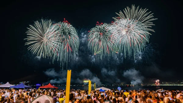 大晦日 レビヨン の夜のイメージブラジル リオデジャネイロのニテロイで空に爆発花火 — ストック写真