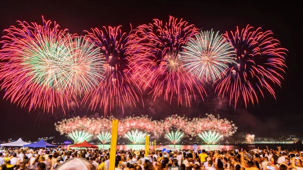 大晦日 レビヨン の夜のイメージブラジル リオデジャネイロのニテロイで空に爆発花火 — ストック写真