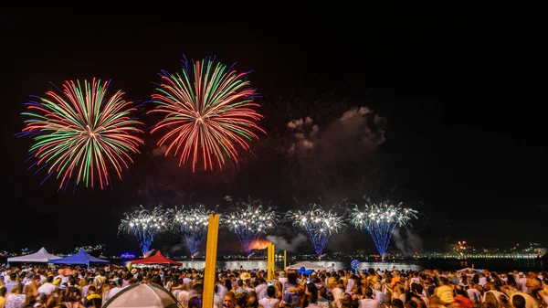 Noční Obraz Novoroční Ohňostrojem Reveillon Explodující Obloze Niteroi Rio Janeiro — Stock fotografie