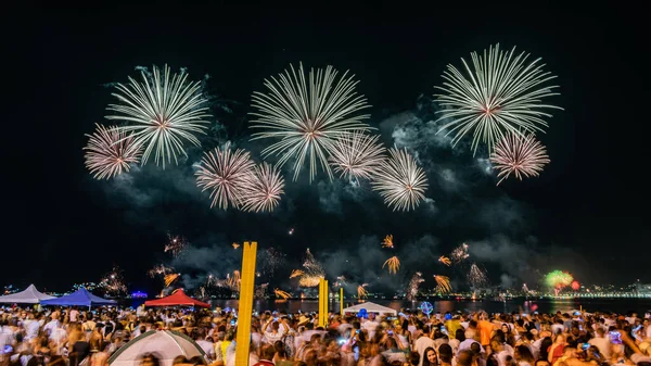 Noční Obraz Novoroční Ohňostrojem Reveillon Explodující Obloze Niteroi Rio Janeiro — Stock fotografie