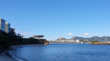 Brezilya 'nın Rio de Janeiro kentindeki Çağdaş Niteroi Sanatları Müzesi (MAC) çok önemli bir Brezilyalı mimar olan Oscar Niemeyer tarafından tasarlanmıştır..