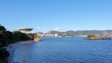 Brezilya 'nın Rio de Janeiro kentindeki Çağdaş Niteroi Sanatları Müzesi (MAC) çok önemli bir Brezilyalı mimar olan Oscar Niemeyer tarafından tasarlanmıştır..