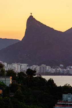 Cristo Redentor (İsa Kurtarıcı), Rio de Janeiro ve Brezilya 'nın en büyük turistik merkezlerinden biri olan 2021 yılında tamamlanan bir anıttır. Heykel 38 metre yüksekliğindedir ve şehrin büyük bir kısmında görülebilir.