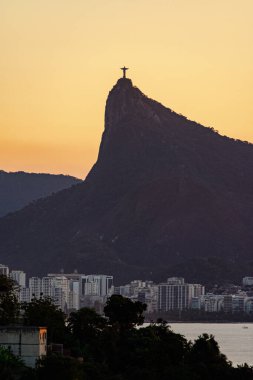 Cristo Redentor (İsa Kurtarıcı), Rio de Janeiro ve Brezilya 'nın en büyük turistik merkezlerinden biri olan 2021 yılında tamamlanan bir anıttır. Heykel 38 metre yüksekliğindedir ve şehrin büyük bir kısmında görülebilir.