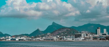 Rio de Janeiro, Brezilya - CIRCA 2021: Guanabara Körfezi manzarası, Rio de Janeiro, Güneydoğu Brezilya. Brezilya kıyısındaki en büyük ikinci körfezdir ve yaklaşık 380 km uzunluğundadır.