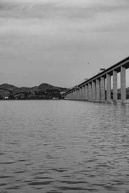 Başkan Costa ve Silva Köprüsü, Guanabara Körfezi üzerindeki Rio-Niteroi Köprüsü olarak bilinir. Brezilya 'daki en uzun köprüdür..