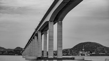 Başkan Costa ve Silva Köprüsü, Guanabara Körfezi üzerindeki Rio-Niteroi Köprüsü olarak bilinir. Brezilya 'daki en uzun köprüdür..