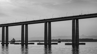 Başkan Costa ve Silva Köprüsü, Guanabara Körfezi üzerindeki Rio-Niteroi Köprüsü olarak bilinir. Brezilya 'daki en uzun köprüdür..