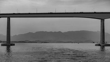 Başkan Costa ve Silva Köprüsü, Guanabara Körfezi üzerindeki Rio-Niteroi Köprüsü olarak bilinir. Brezilya 'daki en uzun köprüdür..