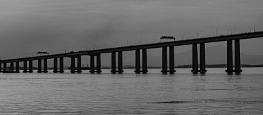 Başkan Costa ve Silva Köprüsü, Guanabara Körfezi üzerindeki Rio-Niteroi Köprüsü olarak bilinir. Brezilya 'daki en uzun köprüdür..