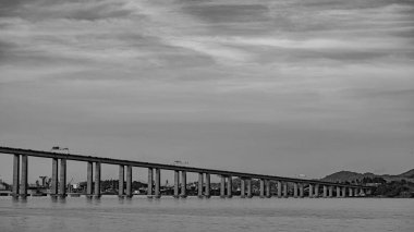 Başkan Costa ve Silva Köprüsü, Guanabara Körfezi üzerindeki Rio-Niteroi Köprüsü olarak bilinir. Brezilya 'daki en uzun köprüdür..