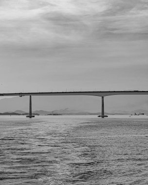 Başkan Costa ve Silva Köprüsü, Guanabara Körfezi üzerindeki Rio-Niteroi Köprüsü olarak bilinir. Brezilya 'daki en uzun köprüdür..