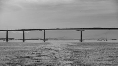 Başkan Costa ve Silva Köprüsü, Guanabara Körfezi üzerindeki Rio-Niteroi Köprüsü olarak bilinir. Brezilya 'daki en uzun köprüdür..