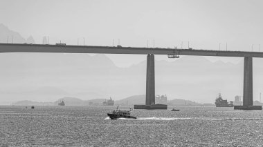 Başkan Costa ve Silva Köprüsü, Guanabara Körfezi üzerindeki Rio-Niteroi Köprüsü olarak bilinir. Brezilya 'daki en uzun köprüdür..