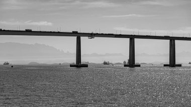 Başkan Costa ve Silva Köprüsü, Guanabara Körfezi üzerindeki Rio-Niteroi Köprüsü olarak bilinir. Brezilya 'daki en uzun köprüdür..