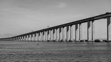 Başkan Costa ve Silva Köprüsü, Guanabara Körfezi üzerindeki Rio-Niteroi Köprüsü olarak bilinir. Brezilya 'daki en uzun köprüdür..