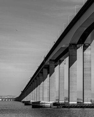 Başkan Costa ve Silva Köprüsü, Guanabara Körfezi üzerindeki Rio-Niteroi Köprüsü olarak bilinir. Brezilya 'daki en uzun köprüdür..