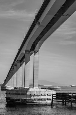 Başkan Costa ve Silva Köprüsü, Guanabara Körfezi üzerindeki Rio-Niteroi Köprüsü olarak bilinir. Brezilya 'daki en uzun köprüdür..