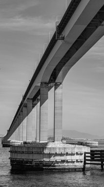 Başkan Costa ve Silva Köprüsü, Guanabara Körfezi üzerindeki Rio-Niteroi Köprüsü olarak bilinir. Brezilya 'daki en uzun köprüdür..