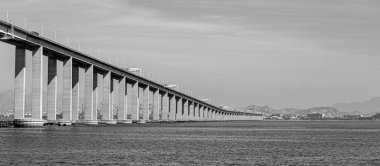 Başkan Costa ve Silva Köprüsü, Guanabara Körfezi üzerindeki Rio-Niteroi Köprüsü olarak bilinir. Brezilya 'daki en uzun köprüdür..