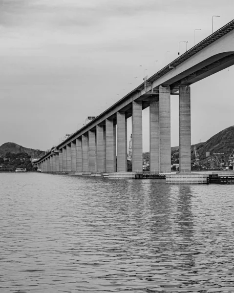 リオニテロイ橋 Rio Niteroi Bridge として知られるコスタエシルバ橋がグアナバラ湾に架かっている ブラジルで最も長い橋です — ストック写真