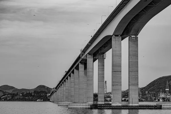 リオニテロイ橋 Rio Niteroi Bridge として知られるコスタエシルバ橋がグアナバラ湾に架かっている ブラジルで最も長い橋です — ストック写真