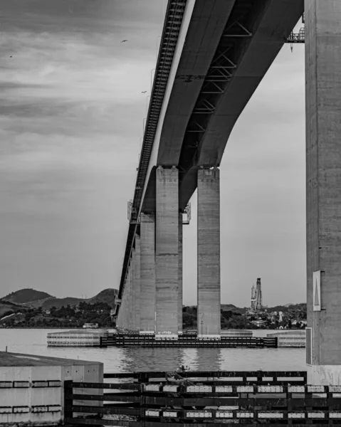 リオニテロイ橋 Rio Niteroi Bridge として知られるコスタエシルバ橋がグアナバラ湾に架かっている ブラジルで最も長い橋です — ストック写真