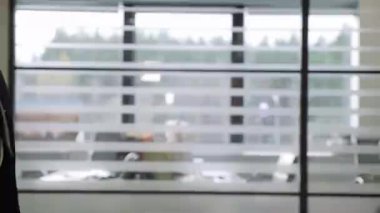 Toplantıda erkek ve kadın tokalaşması