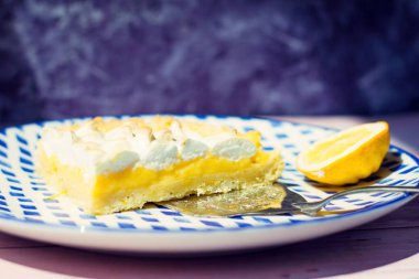 Tabakta kremalı limonlu turta. Klasik pasta spatulasında turta. Limonlu kek..