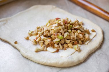 Elma ve kuru üzümle dolu turta. Turta için maya hamuru.