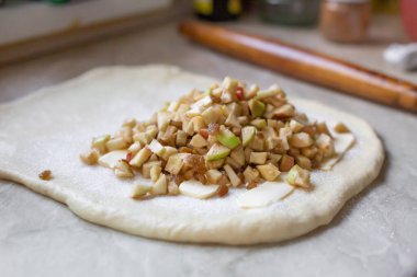 Elma ve kuru üzümle dolu turta. Turta için maya hamuru.