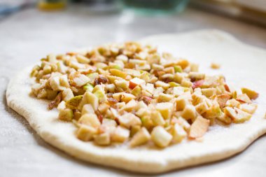 Elma ve kuru üzümle dolu turta. Turta için maya hamuru.