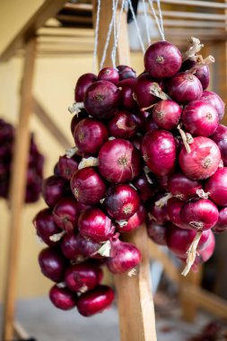 Bir demet kırmızı soğan, soğanlı doğal ışık.