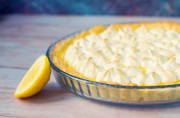 柠檬馅饼 配上蛋白糖块在盘子里 派在老式的蛋糕上 带有柠檬凝块的蛋糕 — 图库照片