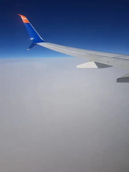 비행기를 만든다 — 스톡 사진