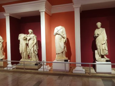 Müzedeki Antik Yunan heykeli